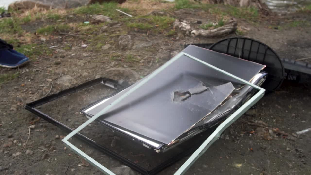 разбитый телевизор.