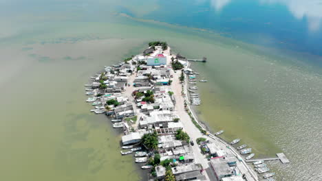 Isla-Arena-Calkiní-Campeche-Mexiko-Drohne,-Die-Zum-Leuchtturm-Reist