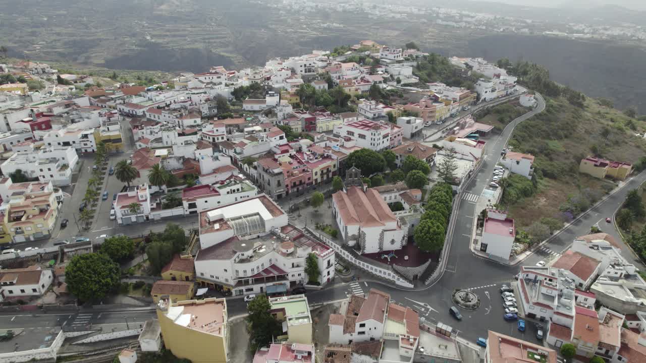 vista aérea de la ciudad firgas conocida como la ciudad del agua y el balcón del atlántico