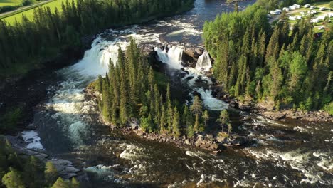 La-Cascada-Ristafallet-En-La-Parte-Occidental-De-Jamtland-Está-Catalogada-Como-Una-De-Las-Cascadas-Más-Hermosas-De-Suecia.