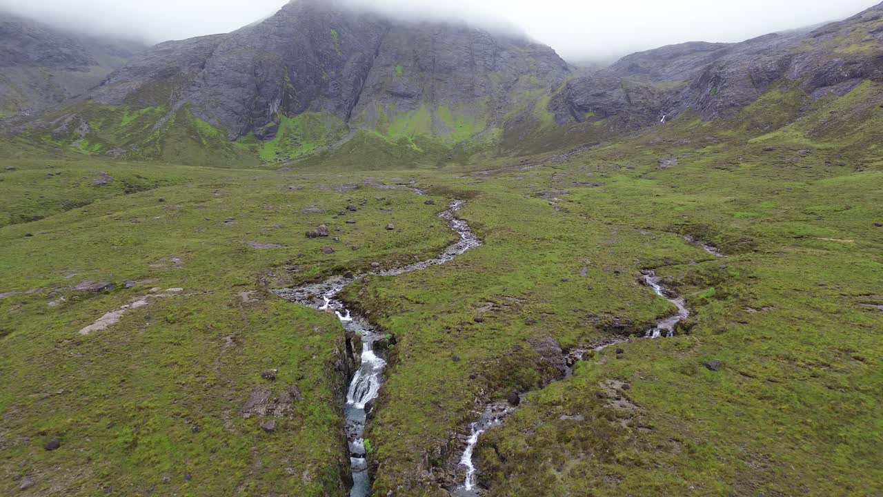 imágenes aéreas de las piscinas de hadas en la isla de skye, escocia