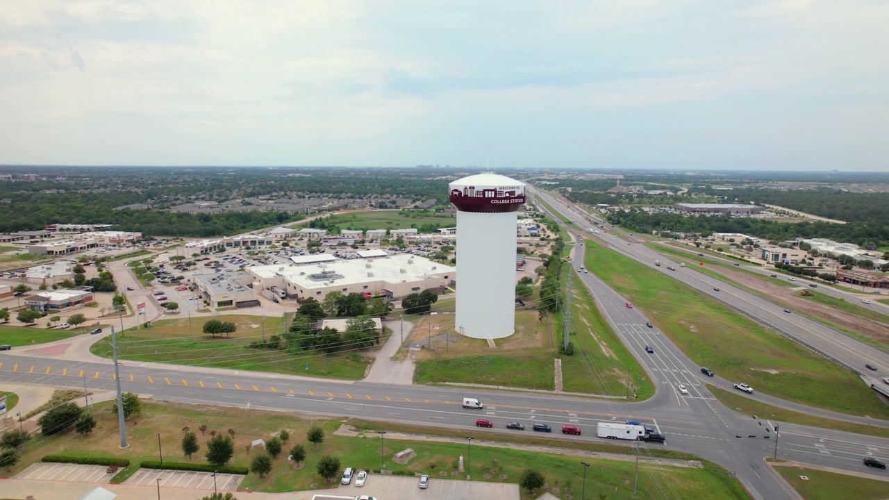 Orbita aerea di un drone attorno alla torre dell'acqua di College Station, all'incrocio tra la Highway 6 e la William D. Fitch Parkway a College Station, Texas.