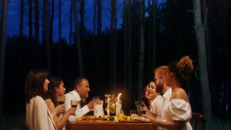 amigos celebrando la cena en el bosque