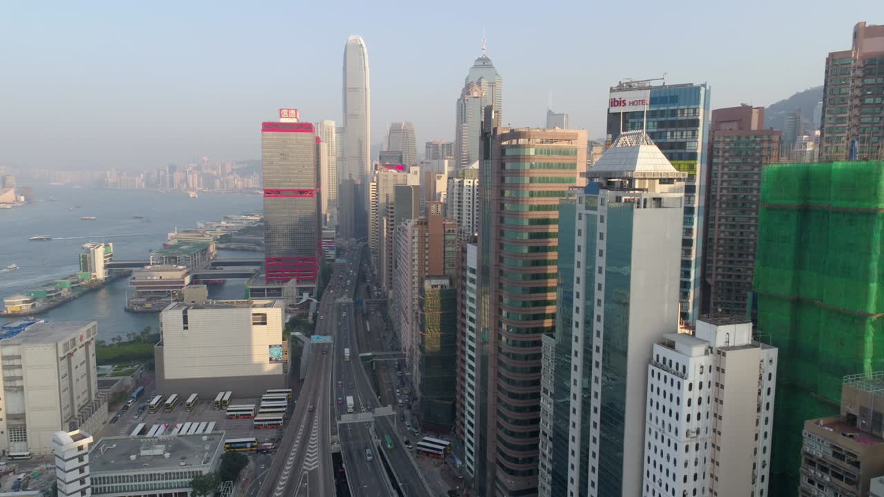 la luz del atardecer en la ciudad de hong kong el tráfico en el centro de la ciudad la carretera panorama aéreo 4k china