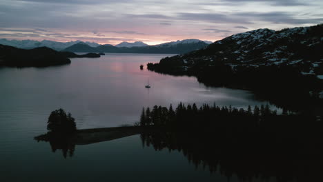 Luftaufnahme-Um-Ein-Segelboot,-Das-In-Der-West-Twin-Bay-Festgemacht-Hat,-Düstere-Dämmerung-In-Alaska