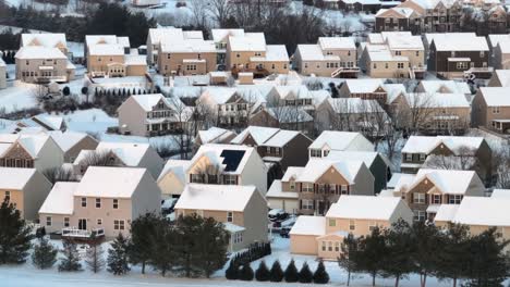 Denso-Barrio-Suburbano-Con-Casas-Beige-Cubiertas-De-Nieve-Al-Atardecer