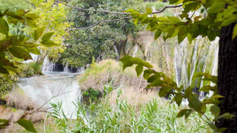 Mehrere-Wasserfälle-Erscheinen-Von-Allen-Seiten,-Da-Mehrere-Ströme-Im-Krka-Nationalpark-Zusammentreffen