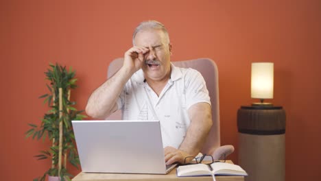 Der-Alte-Mann,-Der-Vor-Einem-Laptop-Einschlief.