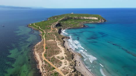 playa y península de capo san marco en san giovanni di sinis, cerdeña - antena 4k