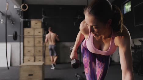 entrenamiento cruzado en un gimnasio