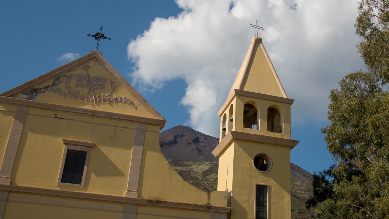 iglesia de stromboli 4k 01
