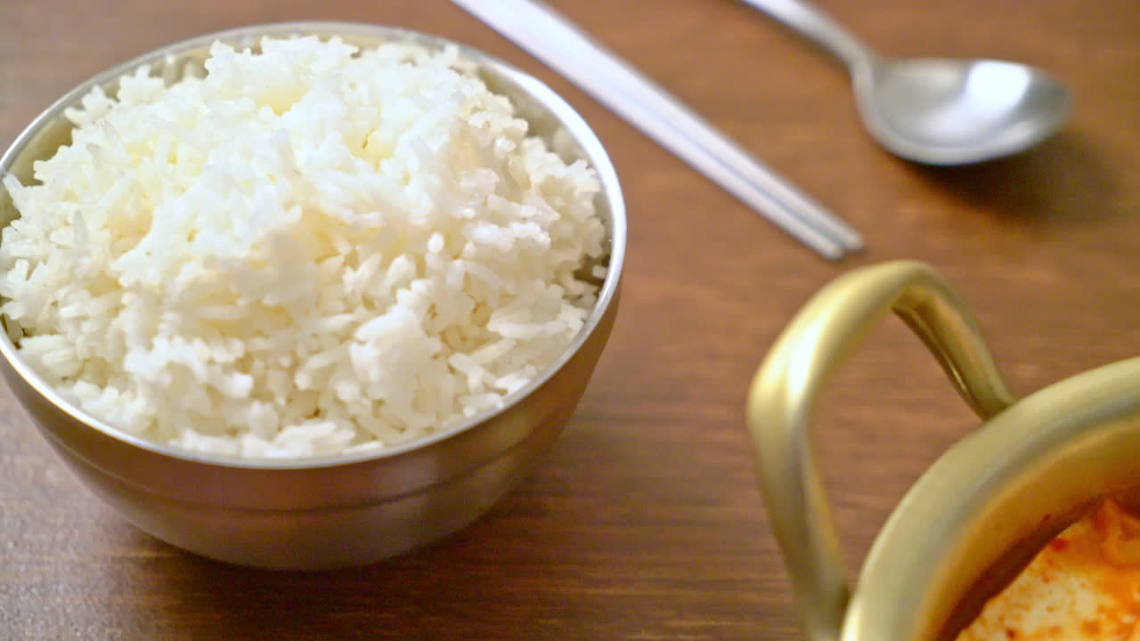 'kimchi jjigae' o sopa de kimchi con tofu suave o estofado de kimchi coreano - estilo tradicional de comida coreana