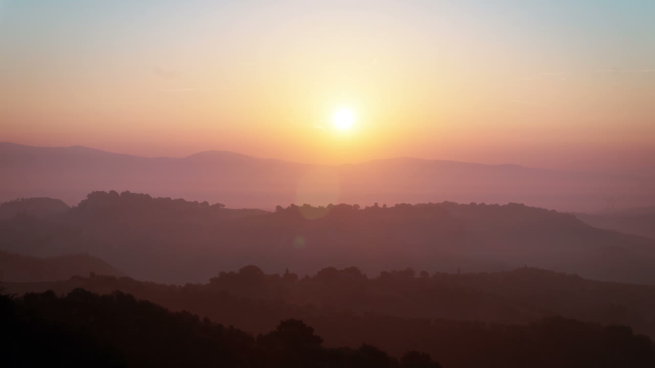 tiempo de puesta de sol sobre colinas y montañas