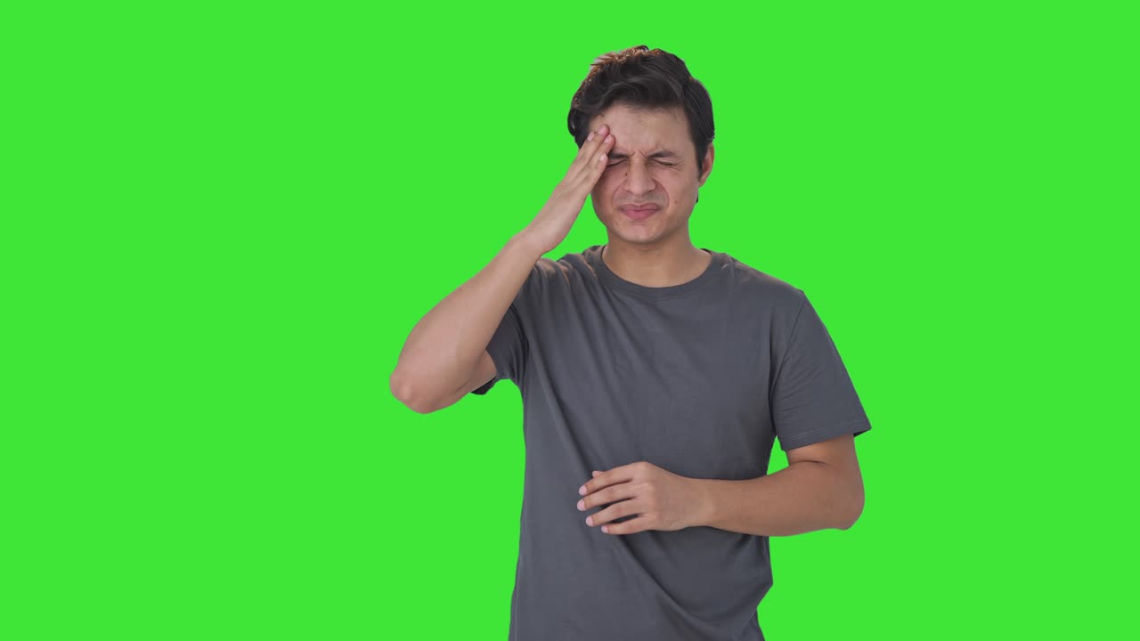 Uomo indiano con il mal di testa, green screen