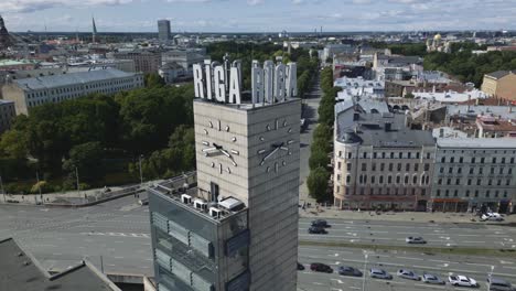 órbita-Aérea-Cinematográfica-De-La-Torre-Del-Reloj-De-La-Estación-De-Tren-De-Riga,-Letonia,-Europa,-Drone-2-De-3