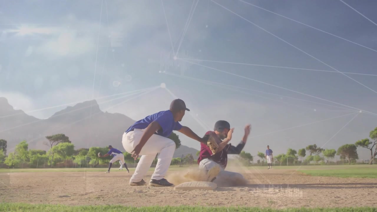 Interbase che lancia la palla da baseball, innescando il seconda base che la afferra e applica il tag su un corridore in scivolata.
