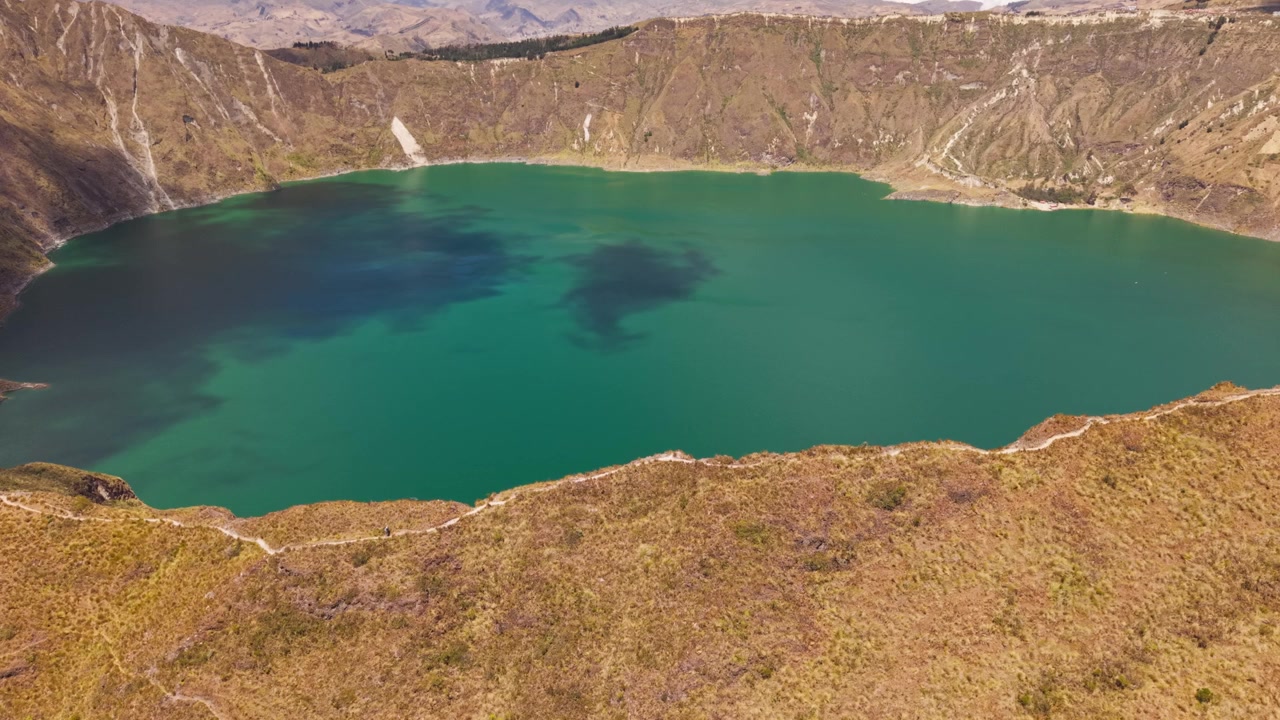 Tomada de drone em câmera lenta sobrevoando a deslumbrante cratera do lago Quilotoa nos Andes equatorianos