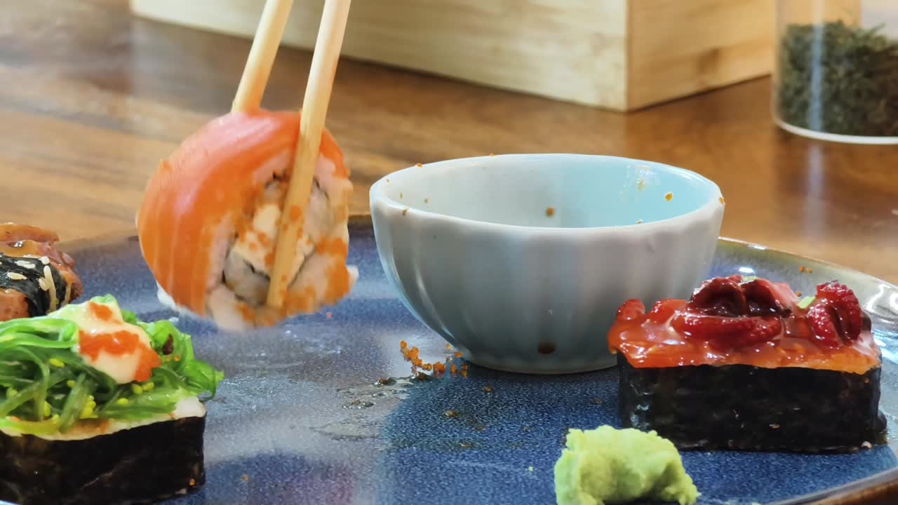 plato de sushi con palillos