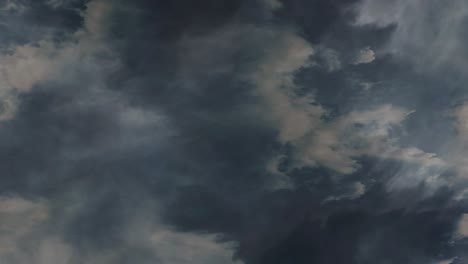 relámpago de tormenta de 4k en nubes de tormenta, lazo