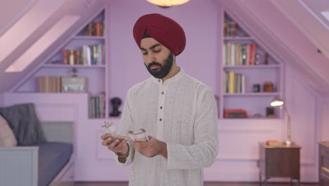 hombre indio sikh contando dinero