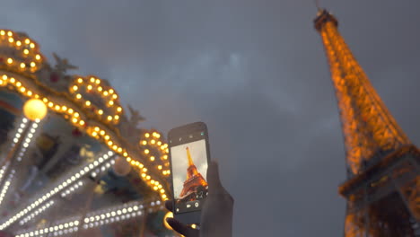 Mujer-Tomando-Una-Foto-De-La-Torre-Eiffel-Con-El-Móvil.