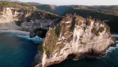 acantilado de piedra caliza en la playa de diamantes en nusa penida, bali, indonesia