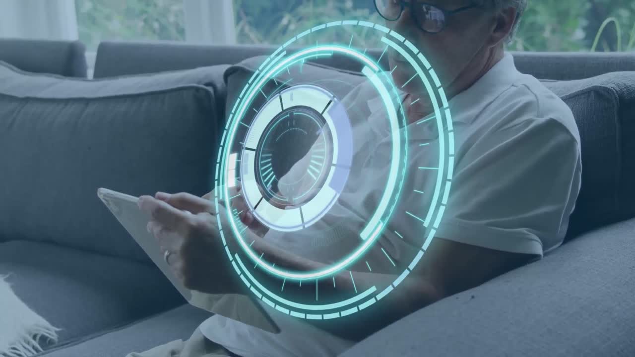 animación del círculo de procesamiento sobre las manos de un anciano caucásico que usa una tableta