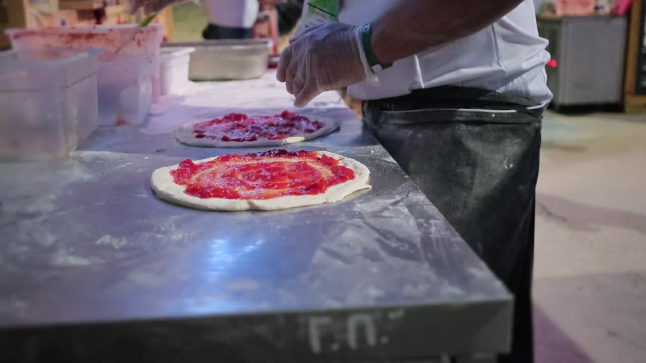 chef che prepara le pizza