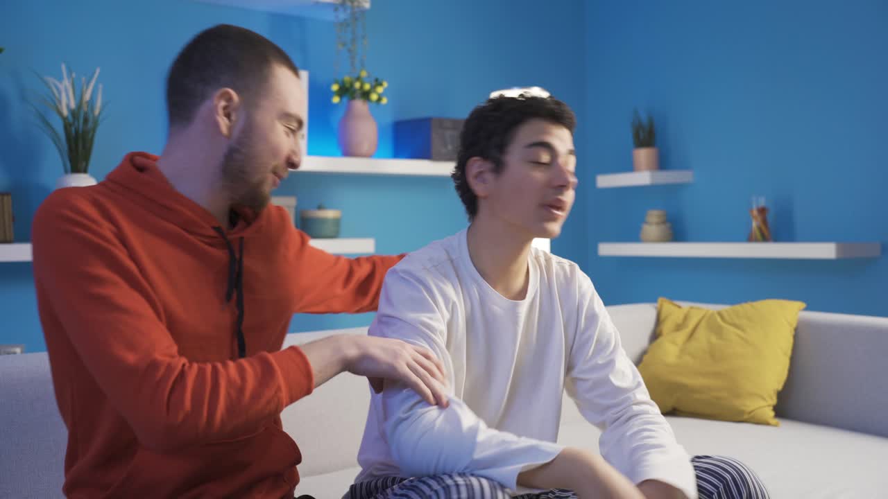 집에서 게임을 하는 형제자매들. 아이들은 손에 조이스틱을 들고 재미를 느끼고 있습니다.