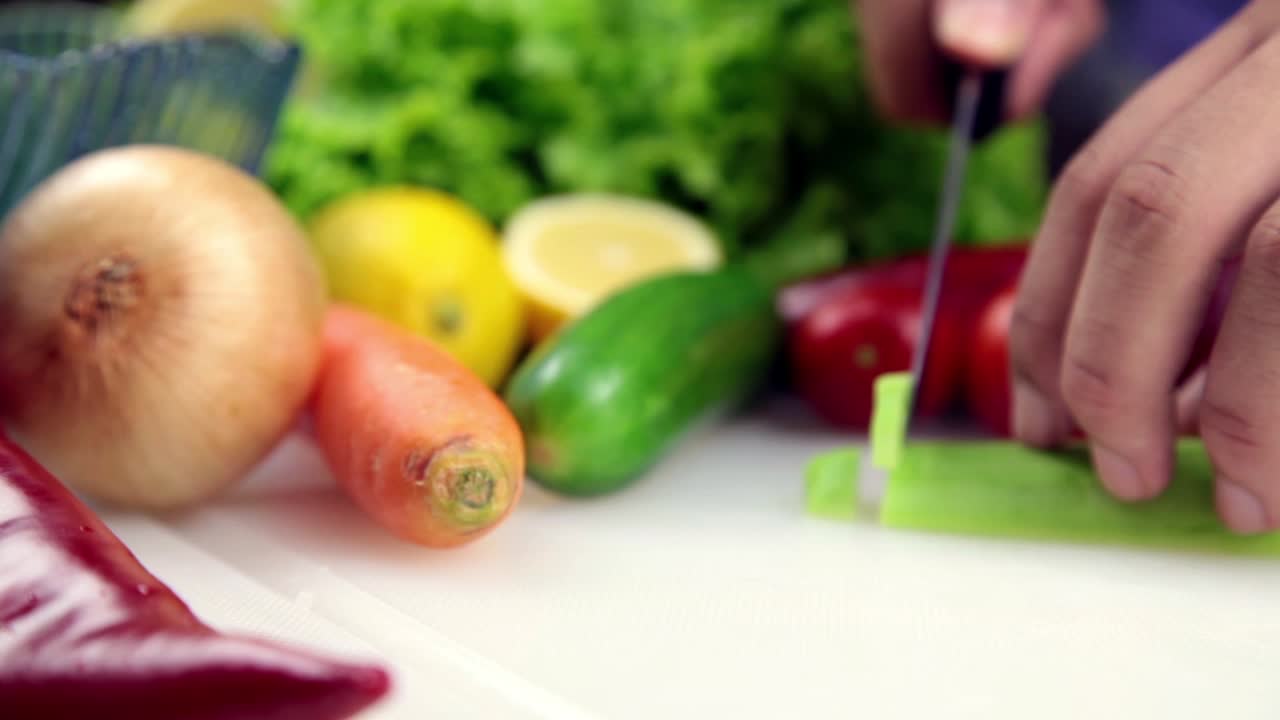 hombre haciendo ensalada en la cocina 9