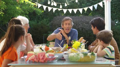 familia comiendo afuera juntos en verano
