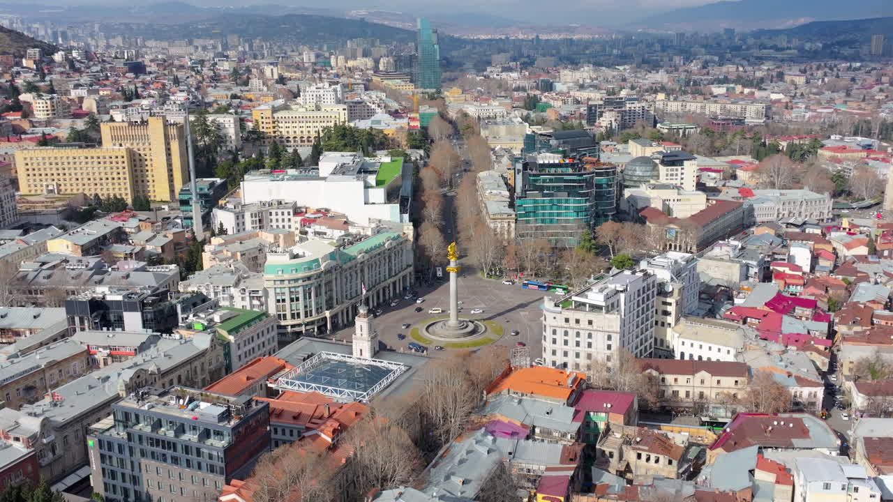 Imagens cinematográficas de drone em 4K destacando a Praça da Liberdade em Tbilisi, Geórgia_41.