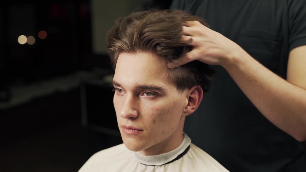 primer plano, retrato, de, peinado, macho, peinado, con, pelo largo