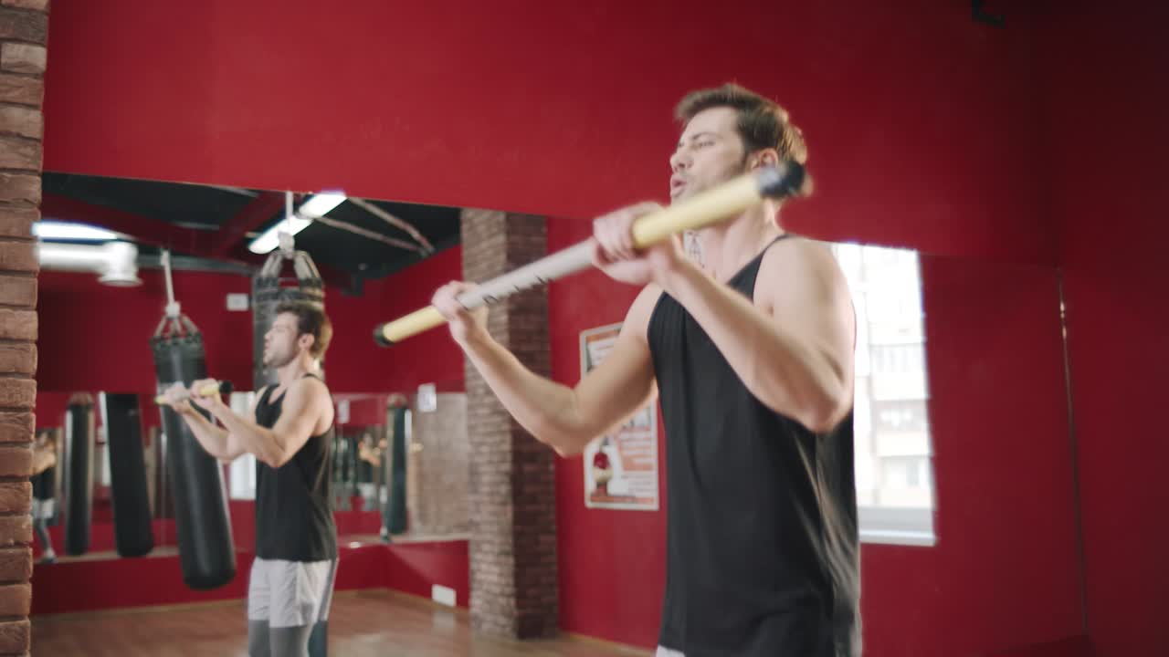 체육관 에서 크로스바 로 훈련 하는 피트니스 남자. 운동 에 크로스바 를 사용하는 스포츠 남자