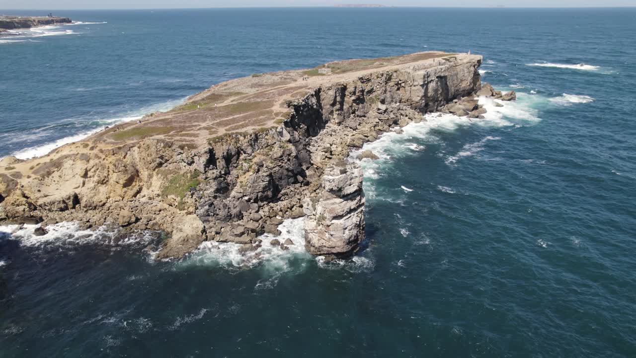Ilheu da Papoa, penisola rocciosa e promontorio con scogliere frastagliate a Peniche, Portogallo