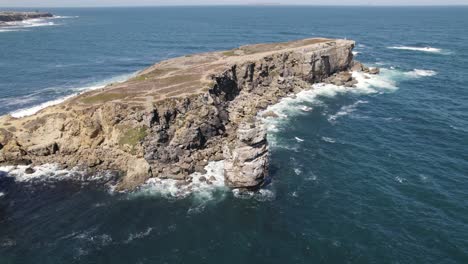 ilheu da papoa, península rocosa y promontorio con acantilados irregulares en peniche, portugal