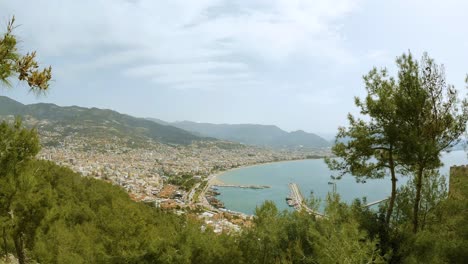 Atemberaubender-Anblick-Der-Natur-Und-Der-Stadt-Auf-Der-Insel-Alanya-An-Einem-Sonnigen-Tag-In-Der-Türkei