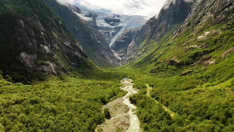 la hermosa naturaleza noruega del glaciar kjenndalsbreen.