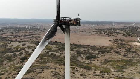 vista de primer plano de una turbina eólica quemada y destruida por un incendio