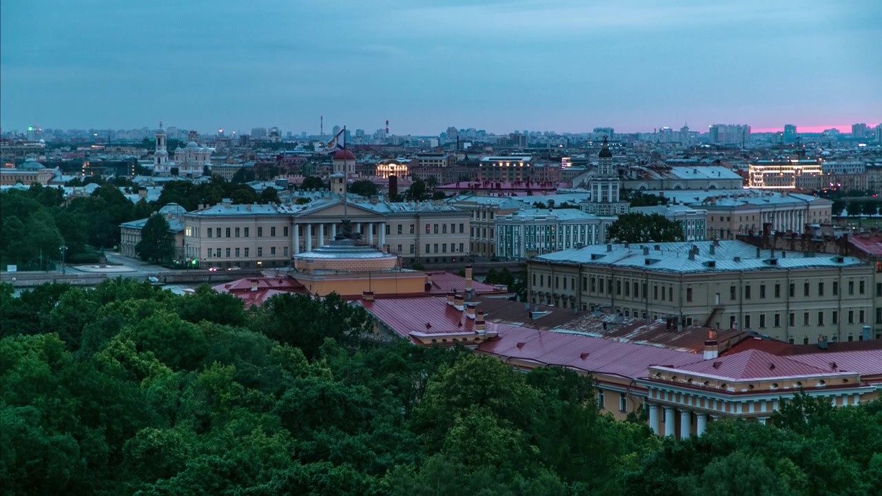 Transição de timelapse da noite para o dia mostra o edifício Kunstkamera e a paisagem urbana da colunata da Catedral de Santo Isaac. A histórica Kunstkamera, fundada em 1727, é o primeiro museu da Rússia