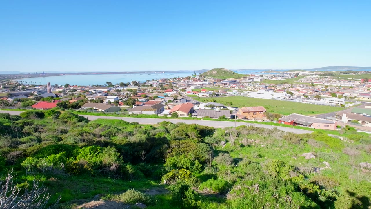 Panorâmica sobre a cidade costeira de Saldanha com a maior e mais profunda baía natural