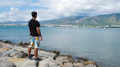 hombre mirando la vista del océano