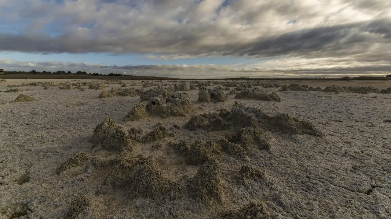 superficie seca de la laguna salada al atardecer