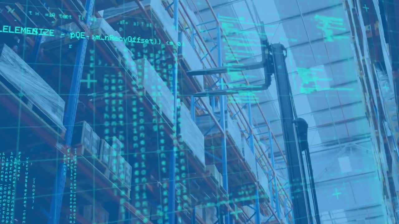 procesamiento de datos a través de la red de red contra el cargador de carretillas elevadoras en el almacén