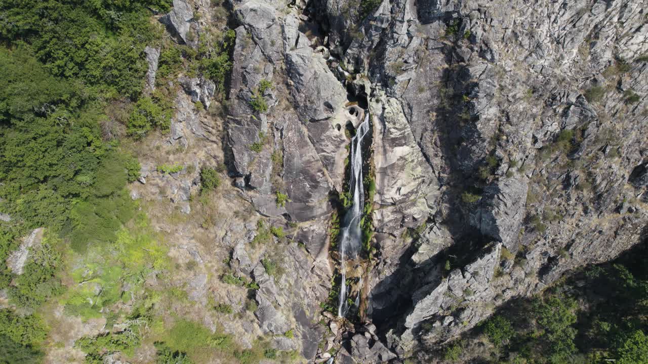 toma de pedestal de la cascada frecha da mizarela en aveiro, portugal