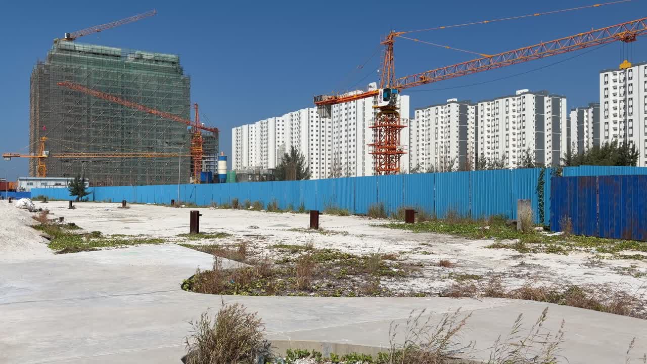 Cidade de Hulhumalé, Maldivas, com edifícios de apartamentos modernos e layout urbano planejado