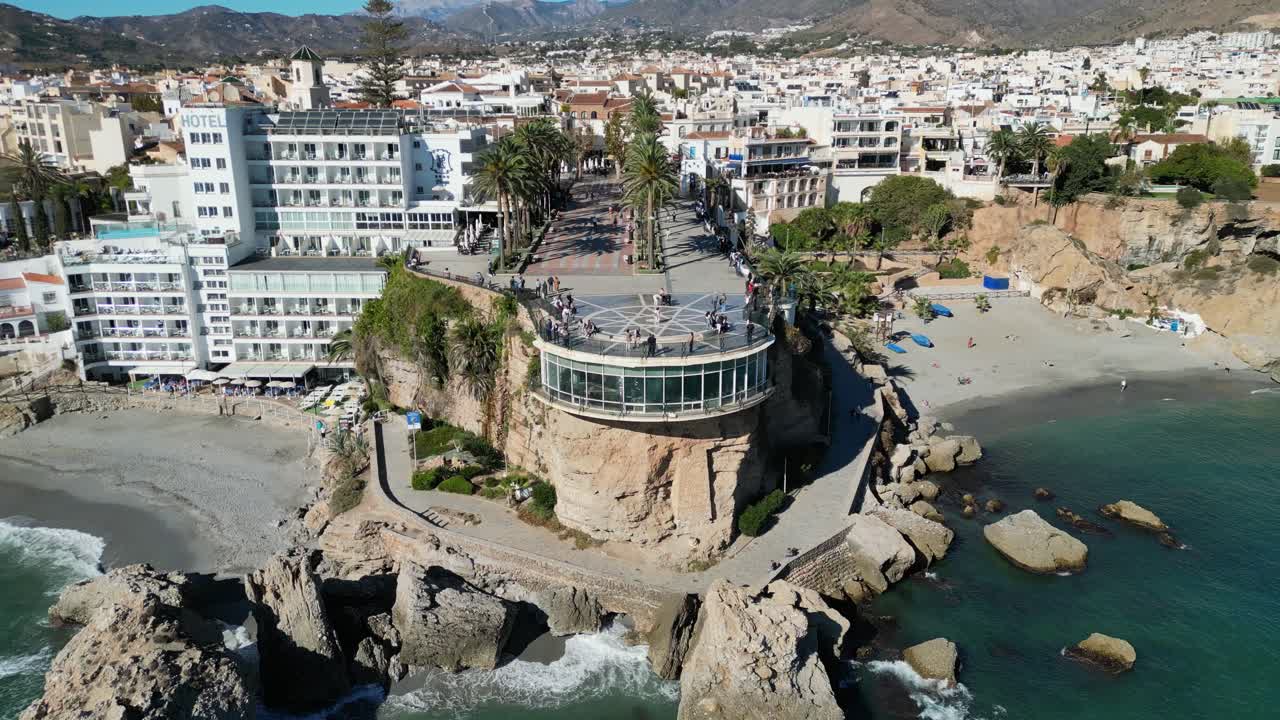turistas en nerja, balcón de europa, málaga, costa del sol, andalucía, españa - antena 4k inclinada hacia arriba