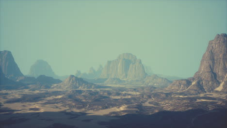 vasto paisaje desértico con majestuosas montañas