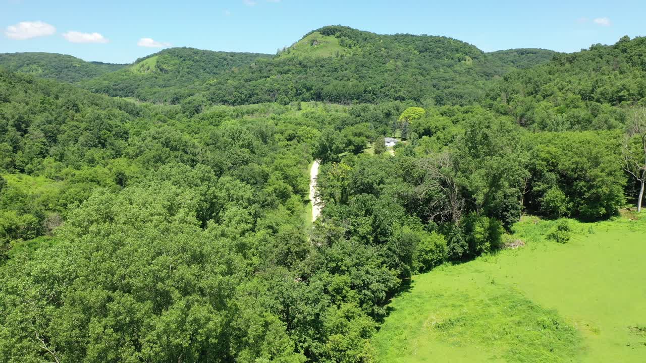 vista aérea del paisaje rural con colinas y bosques