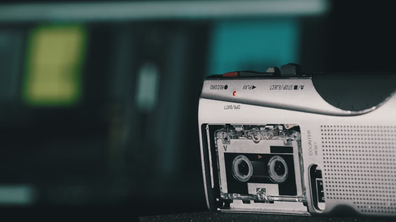 휴대용 테이프 레코더는 소리나 인터뷰를 미니 카세트에 녹음합니다.